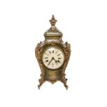 Reloj de sobremesa estilo Luis XV en madera policromada con decoración floral y aplicaciones en