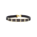 Pulsera en oro y caucho con diamantes talla princesa y espinelas negras. Peso diamantes: 0,60 ct.