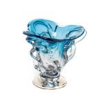 Centro en cristal de Murano "freeform" y "sommerso" de tonalidades azul y translúcida, siguiendo