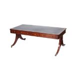 Mesa de despacho estilo Regency en madera de caoba y cedro con sobre en piel y patas rematadas en