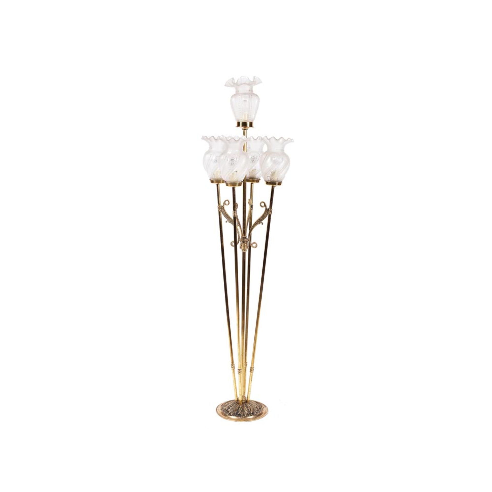 Lámpara de pie de cinco luces en metal dorado con decoración de acantos y tulipas de cristal,