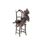Escuela europea, fles. del s.XX. Niña con gato sobre silla. Escultura en bronce patinado. Firmada