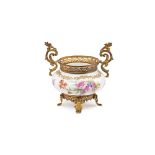 Centro en porcelana francesa tipo Sèvres con decoración floral y montura en metal dorado, ppios. del