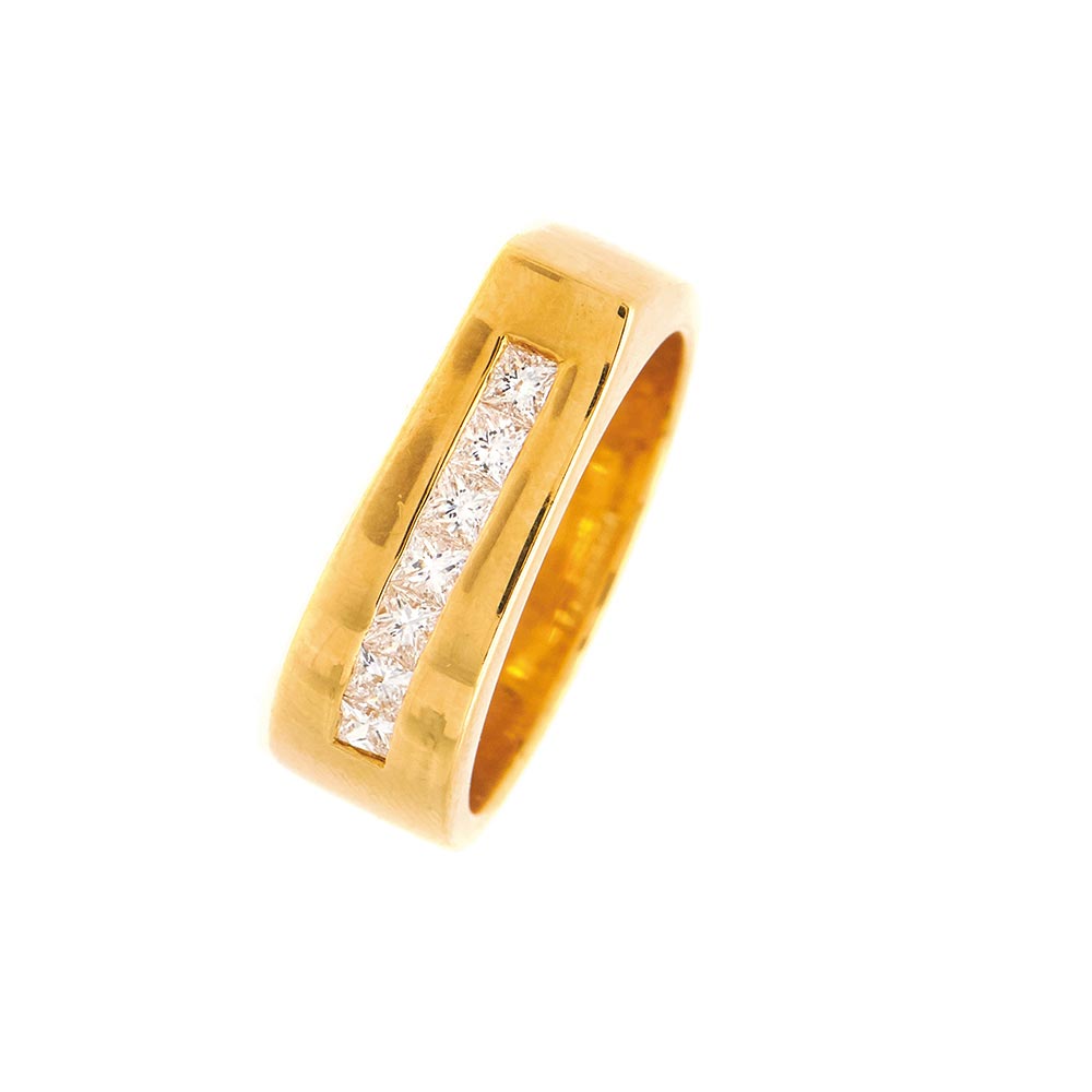 Sortija en oro con diamantes talla princesa engastados en barras. Peso diamantes: 0,60 ct. aprox.