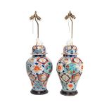 Pareja de tibores adaptados a lámpara de sobremesa en porcelana japonesa Imari con decoración floral