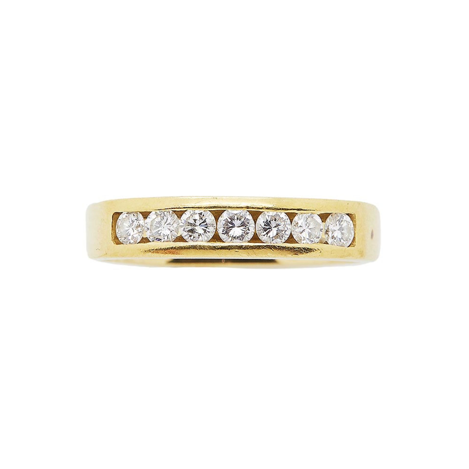 Sortija media alianza en oro con diamantes talla brillante engastados en barras. Peso diamantes: 0,