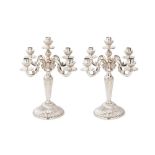 Pareja de candelabros de cinco luces en plata española punzonada con decoración gallonada y de