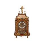 Reloj de sobremesa francés estilo Napoleón III en madera con marquetería tipo Boulle en carey y