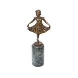 Escuela europea, fles. del s.XX. Niña. Escultura en bronce patinado sobre peana en mármol. Firmada