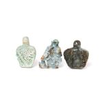 Lote de tres tabaqueras en jade tallado con decoración floral, buda y peces en relieve, mediados del