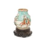 Jarrón en cerámica japonesa Satsuma con decoración "moriage" de guerreros en relieve sobre peana