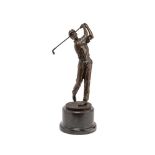 Escuela europea, fles. del s.XX. Jugador de golf. Escultura en bronce patinado sobre peana en