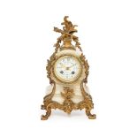 Reloj de sobremesa estilo Luis XV en ónix y bronce con decoración vegetal y de rocalla rematado en