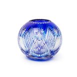 Jarrón esférico en cristal de Bohemia doblado en tonalidades azul y translúcida y tallado con