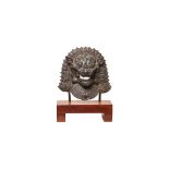 Máscara hindú del dios Vajra Mahakala en bronce patinado sobre peana en madera, s.XX. 41 x 41 cm. (