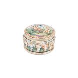Caja en porcelana tipo Capodimonte con decoración de puttis músicos en relieve y fileteados en