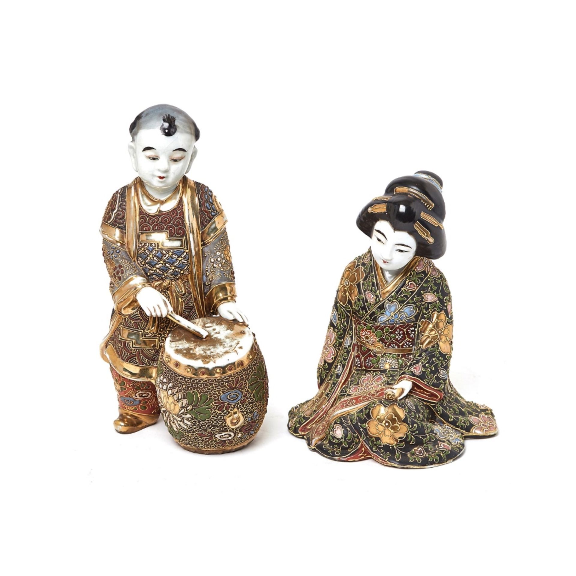 Geisha y Niño con tambor. Pareja de figuras en cerámica japonesa Satsuma, mediados del s.XX.