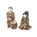 Geisha y Niño con tambor. Pareja de figuras en cerámica japonesa Satsuma, mediados del s.XX.