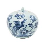 Tibor en porcelana china azul y blanca con decoración floral y de aves, primer cuarto del s.XX. 21,5