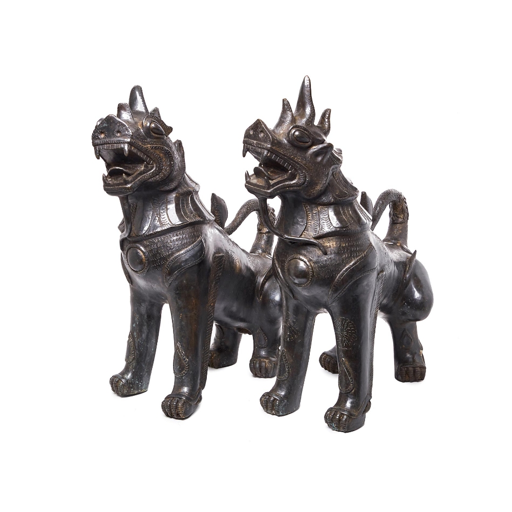 Singha o Leones guardianes del templo. Pareja de esculturas tailandesas en bronce patinado, mediados