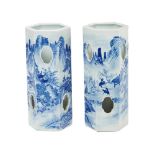 Pareja de jarrones hexagonales en porcelana china azul y blanca con decoración de figuras en
