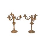 Pareja de candelabros de cuatro luces en bronce con decoración vegetal y estriada, mediados del s.