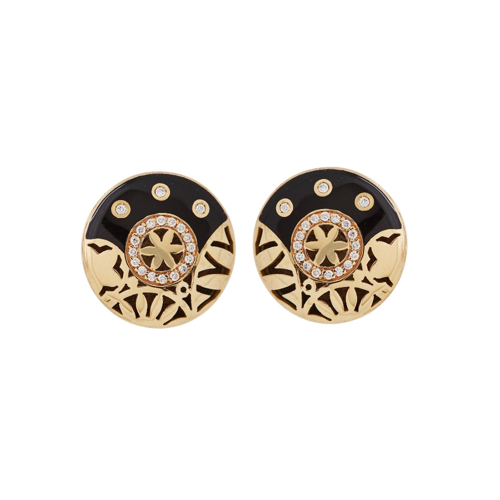 Pendientes en oro con cuenta circular de ónix de 2,4 cm., esmalte negro y diamantes talla brillante.