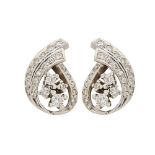 Pendientes en oro blanco con diamantes talla brillante engastados en garras. Peso diamantes: 0,90