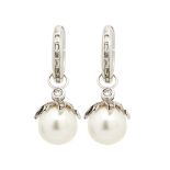 Pendientes criolla en oro blanco con diamantes talla baguette engastados en barras. Adjunta