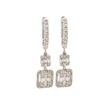 Pendientes largos en oro blanco con diamantes tallas brillante y baguette. Peso diamantes: 0,82