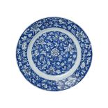 Plato en porcelana china azul y blanca con decoración floral, ppios. del s.XX. Diám.: 38,5 cm.