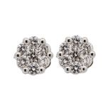 Pendientes rosetón en oro blanco con diamantes talla brillante engastados en garras. Peso diamantes: