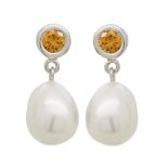 Pendientes en oro blanco 14K con diamante Fancy Orange engastado en chatón y perla perilla de agua