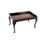 Mesa de centro inglesa en madera lacada con decoración de "chinoisseries", ppios. del s.XX. 50 x