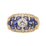 Sortija de la firma Yanes en oro con diamantes talla brillante y zafiros azules talla oval. Peso