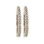 Pendientes criolla en oro blanco con diamantes talla brillante engastados en garras. Peso diamantes: