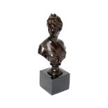 Escuela europea, s.XX. Diana cazadora. Busto en bronce patinado sobre peana en mármol. 44 x 18 x