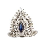 Sortija en oro blanco 14K con zafiro azul talla marquise y diamantes tallas brillante y trapecio.