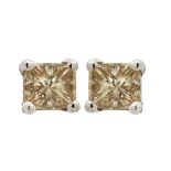 Pendientes en oro blanco 14K con diamante brown talla princesa engastado en garras. Peso