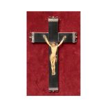 Escuela española, ppios. del s.XX. Cristo crucificado. Escultura en marfil tallado sobre cruz en