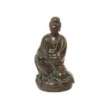 Buda. Escultura china en bronce patinado, mediados del s.XX. 27 x 14 x 11 cm.