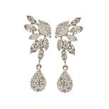 Pendientes en oro blanco con hojas y lágrimas de diamantes talla brillante engastados en garras.