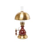 Lámpara de sobremesa diseño quinqué en madera, latón y cristal, mediados del s.XX. 49 x 24 cm.
