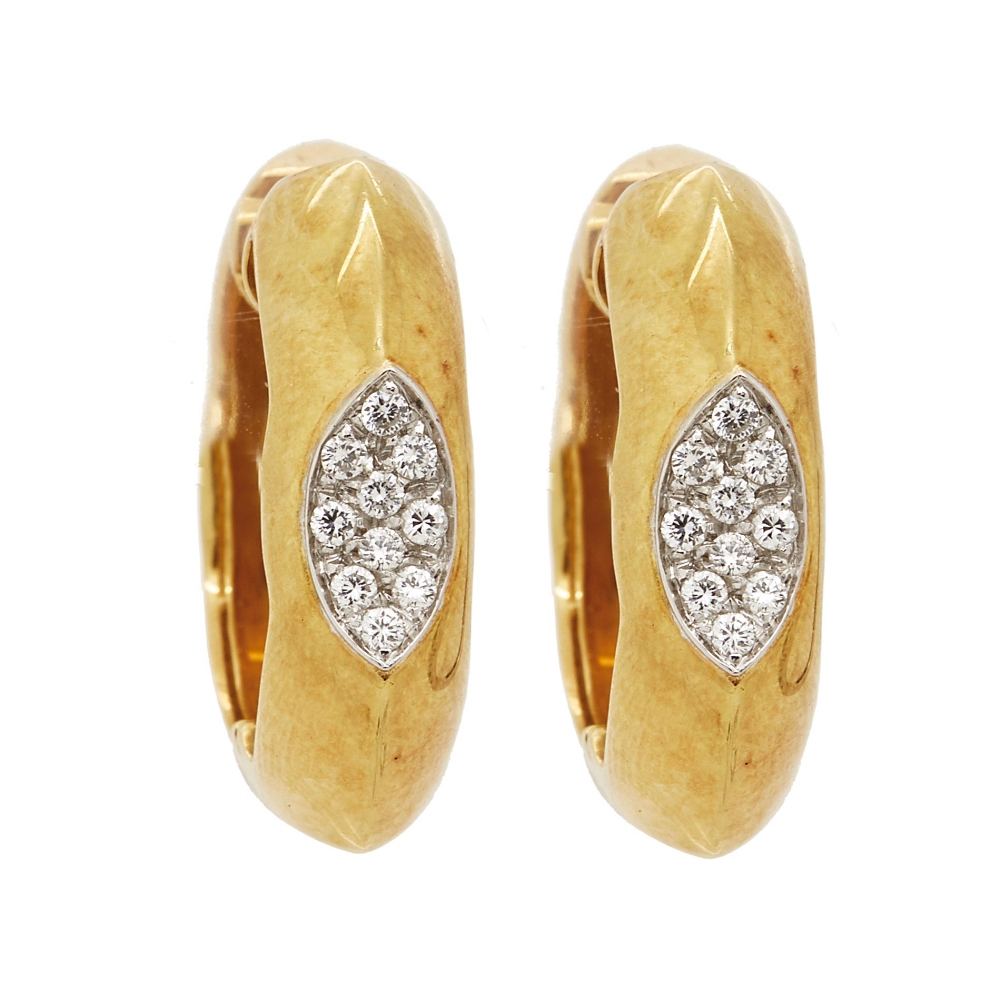 Pendientes criolla en oro bicolor con pavé de diamantes talla brillante. Peso diamantes: 0,40 ct.