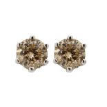 Pendientes en oro blanco 14K con diamante brown talla brillante engastado en garras. Peso diamantes: