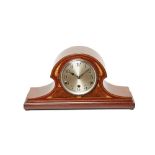 Reloj de sobremesa noucentista en madera con marquetería en maderas contrastadas y madreperla, c.