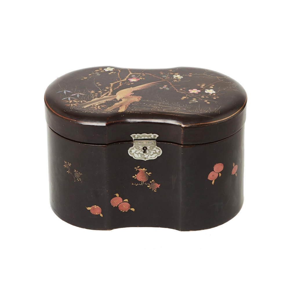 Caja de té japonesa en madera lacada y dorada con incrustaciones en madreperla de motivos florales y