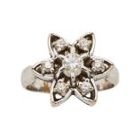 Sortija rosetón diseño flor en oro blanco con diamantes talla brillante engastados en garras. Peso