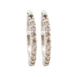 Pendientes criolla en oro blanco con diamantes talla brillante engastados en garras. Peso diamantes: