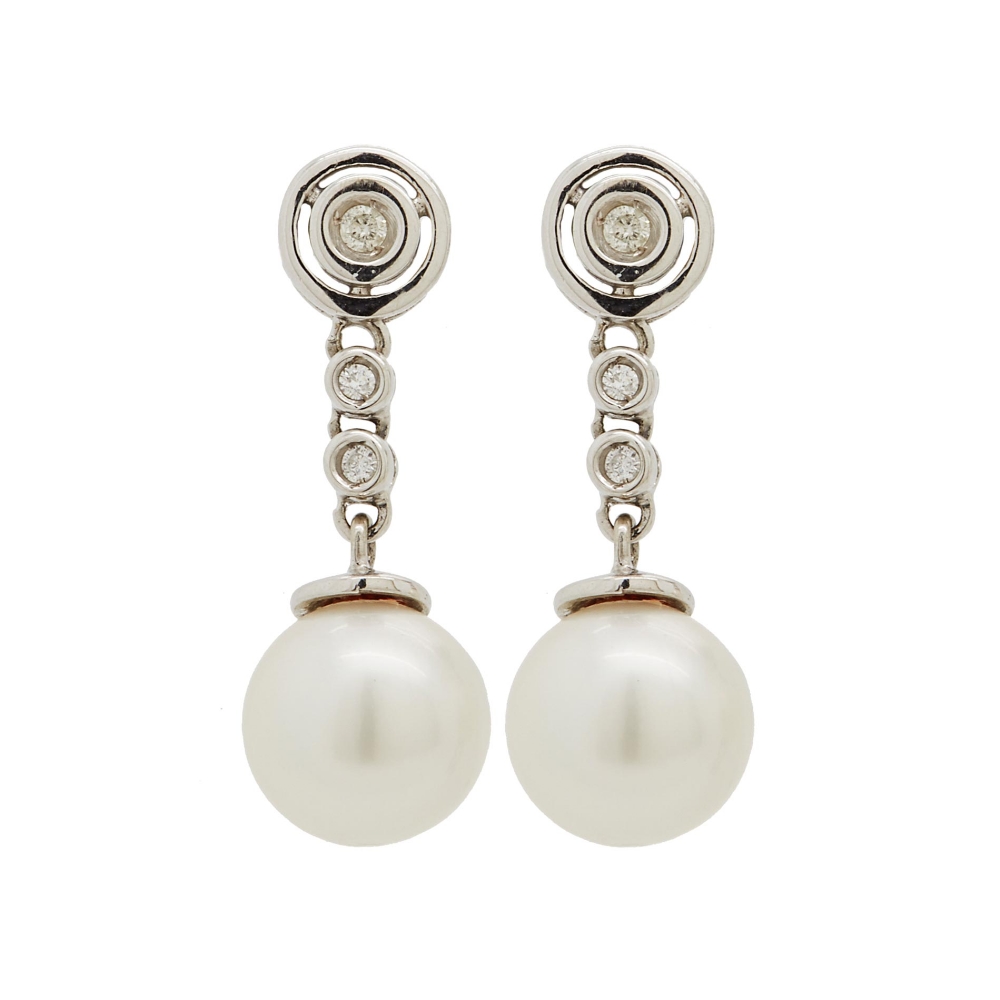 Pendientes en oro blanco con chatones articulados de diamantes talla brillante rematados por perla